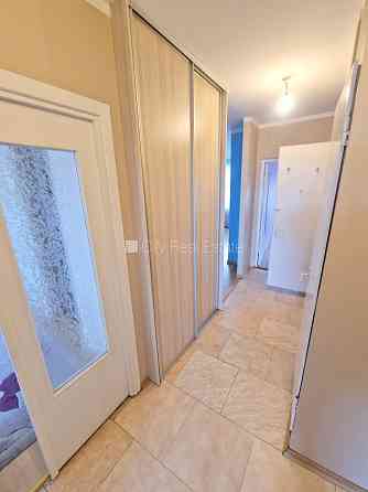 Здание во дворе, благоустроенная озеленённая территория, вход со двора, лоджия, Rīga