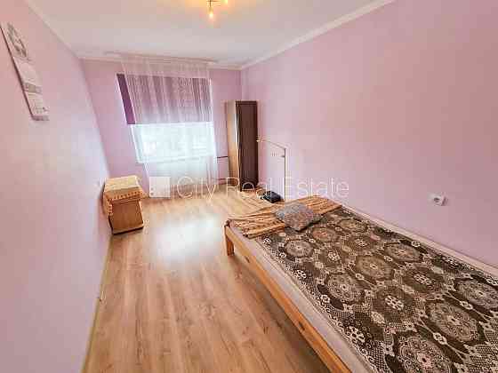 Здание во дворе, благоустроенная озеленённая территория, вход со двора, лоджия, Rīga