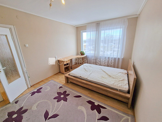 Здание во дворе, благоустроенная озеленённая территория, вход со двора, лоджия, Рига - изображение 2