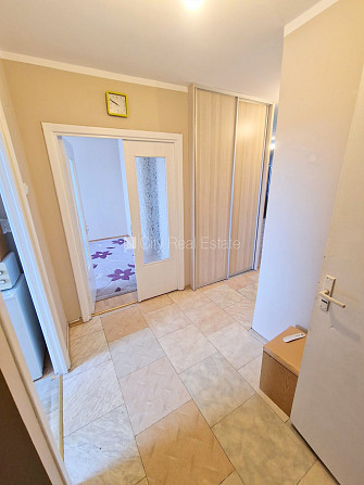 Здание во дворе, благоустроенная озеленённая территория, вход со двора, лоджия, Рига - изображение 16