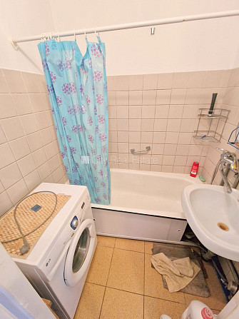 Здание во дворе, благоустроенная озеленённая территория, вход со двора, лоджия, Рига - изображение 3