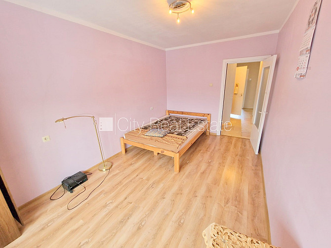 Здание во дворе, благоустроенная озеленённая территория, вход со двора, лоджия, Рига - изображение 7