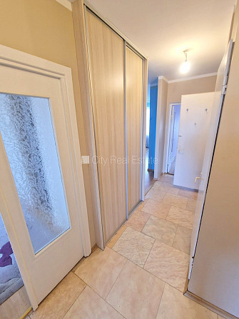 Здание во дворе, благоустроенная озеленённая территория, вход со двора, лоджия, Рига - изображение 6