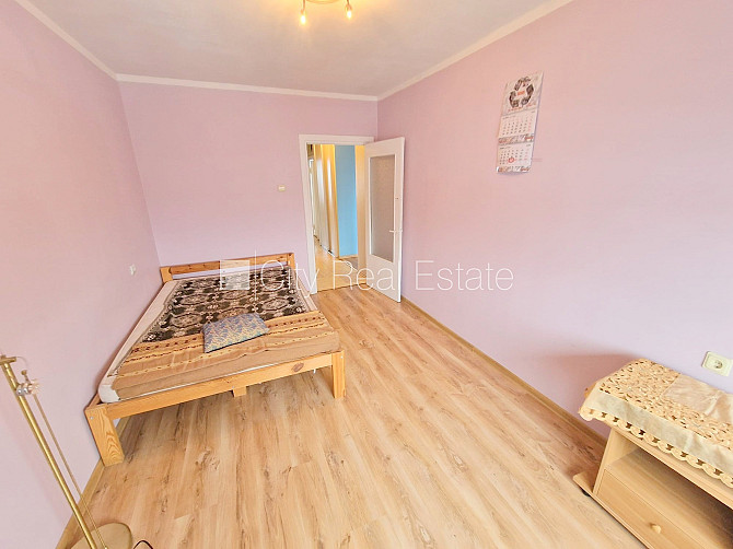 Здание во дворе, благоустроенная озеленённая территория, вход со двора, лоджия, Рига - изображение 4