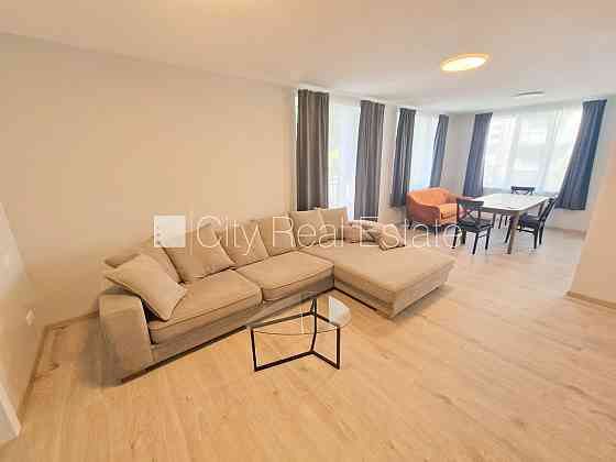 Фасадный дом, реновированный дом, закрытый двор, территория обнесена забором, Rīga