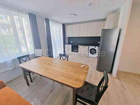 Фасадный дом, реновированный дом, закрытый двор, территория обнесена забором, Rīga