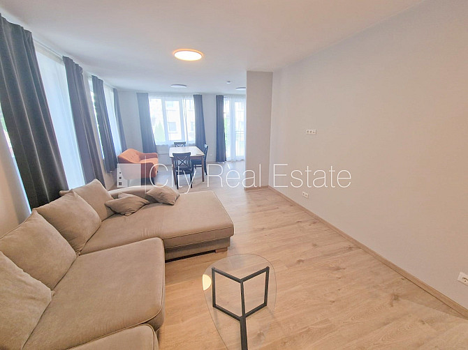 Фасадный дом, реновированный дом, закрытый двор, территория обнесена забором, Рига - изображение 4