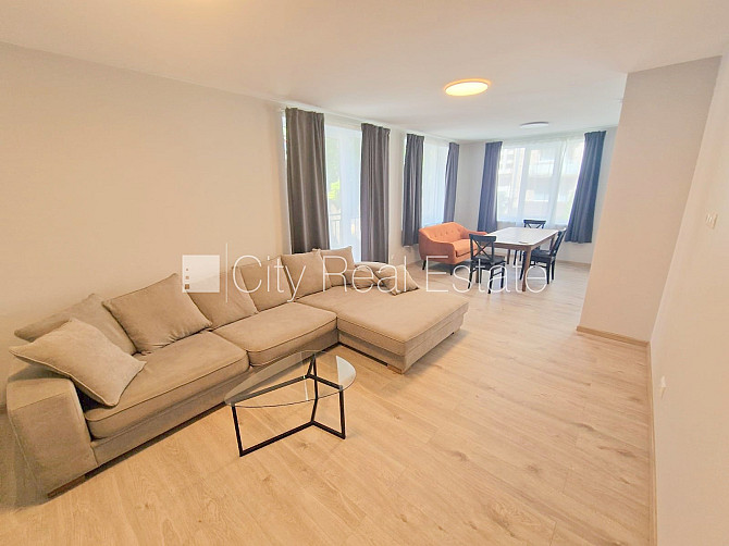 Фасадный дом, реновированный дом, закрытый двор, территория обнесена забором, Рига - изображение 1