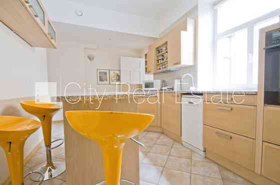 Фасадный дом, вход с улицы, окна выходят в обе стороны дома, одна изолированная Rīga