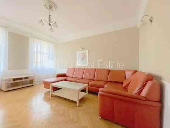 Фасадный дом, вход с улицы, окна выходят в обе стороны дома, одна изолированная Rīga