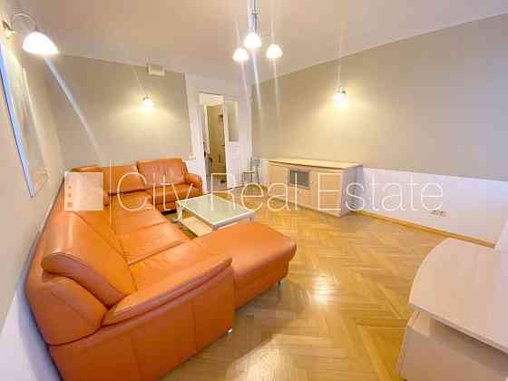 Фасадный дом, вход с улицы, окна выходят в обе стороны дома, одна изолированная Rīga