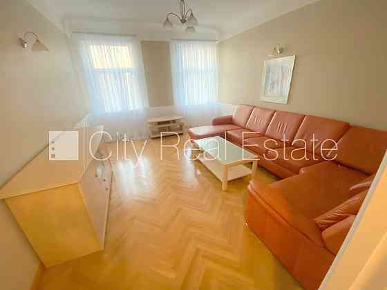 Фасадный дом, вход с улицы, окна выходят в обе стороны дома, одна изолированная Rīga