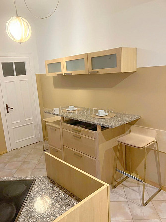 Фасадный дом, вход с улицы, окна выходят в обе стороны дома, одна изолированная Рига - изображение 10