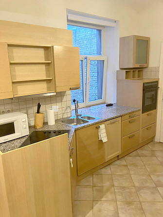 Фасадный дом, вход с улицы, окна выходят в обе стороны дома, одна изолированная Рига - изображение 12