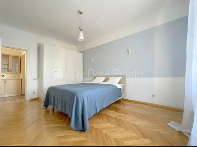 Фасадный дом, вход с улицы, окна выходят в обе стороны дома, одна изолированная Рига - изображение 17