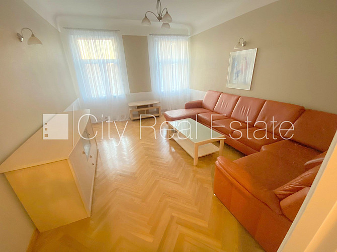 Фасадный дом, вход с улицы, окна выходят в обе стороны дома, одна изолированная Рига - изображение 4