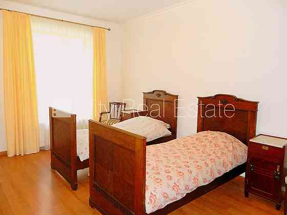 Дом во дворе, реновированный дом, благоустроенный озеленённый двор, закрытый Rīga