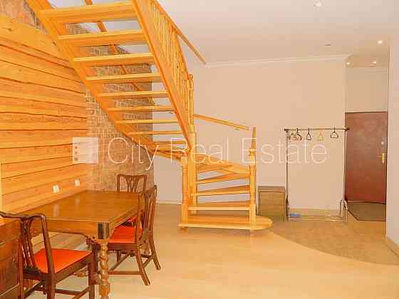 Дом во дворе, реновированный дом, благоустроенный озеленённый двор, закрытый Rīga