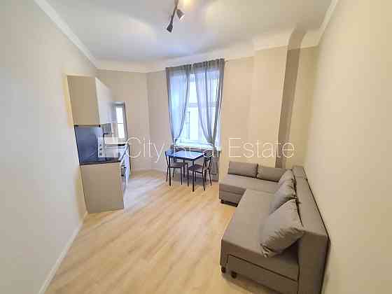 Фасадный дом, реновированный дом, закрытая территория, вход с улицы и со двора, Rīga