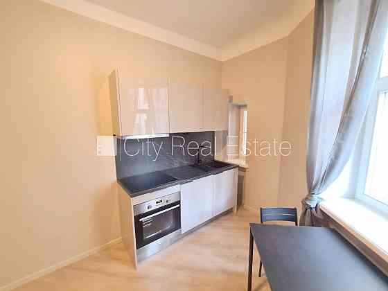 Фасадный дом, реновированный дом, закрытая территория, вход с улицы и со двора, Rīga