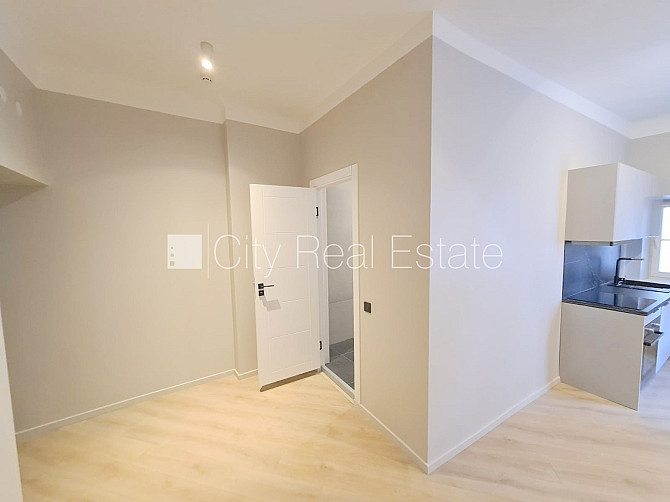 Фасадный дом, реновированный дом, закрытая территория, вход с улицы и со двора, Рига - изображение 12