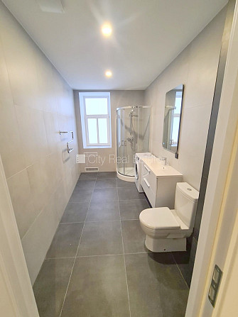 Фасадный дом, реновированный дом, закрытая территория, вход с улицы и со двора, Рига - изображение 13