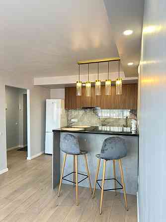 Реновированный дом, фасад с декоративной штукатуркой, закрытый двор, балкон 2 м2, Rīga