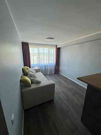 Реновированный дом, фасад с декоративной штукатуркой, закрытый двор, балкон 2 м2, Rīga