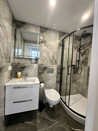 Renovēta māja, fasāde ar dekoratīvo apmetumu, slēgts pagalms, balkons 2 m2, logi vērsti uz Rīga - foto 8