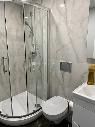 Renovēta māja, fasāde ar dekoratīvo apmetumu, slēgts pagalms, balkons 2 m2, logi vērsti uz Rīga - foto 10