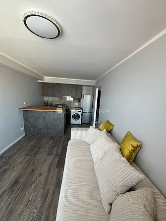 Renovēta māja, fasāde ar dekoratīvo apmetumu, slēgts pagalms, balkons 2 m2, logi vērsti uz Rīga - foto 2