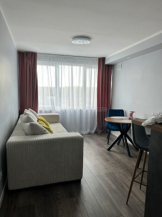 Renovēta māja, fasāde ar dekoratīvo apmetumu, slēgts pagalms, balkons 2 m2, logi vērsti uz Rīga - foto 7