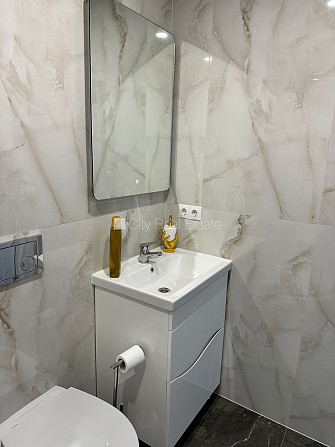 Renovēta māja, fasāde ar dekoratīvo apmetumu, slēgts pagalms, balkons 2 m2, logi vērsti uz Rīga - foto 9