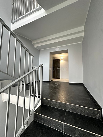 Renovēta māja, fasāde ar dekoratīvo apmetumu, slēgts pagalms, balkons 2 m2, logi vērsti uz Rīga - foto 15