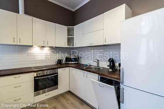 Новостройка, фасадный дом, благоустроенный озеленённый двор, территория Rīga