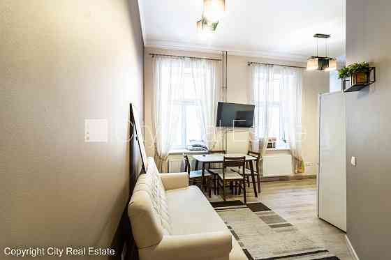 Новостройка, фасадный дом, благоустроенный озеленённый двор, территория Rīga