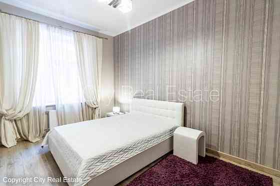 Новостройка, фасадный дом, благоустроенный озеленённый двор, территория Rīga