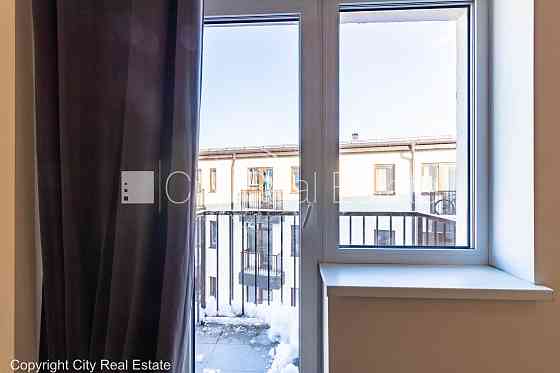 Новостройка, благоустроенный озеленённый двор, вход с улицы, лифт, лестничная Rīga