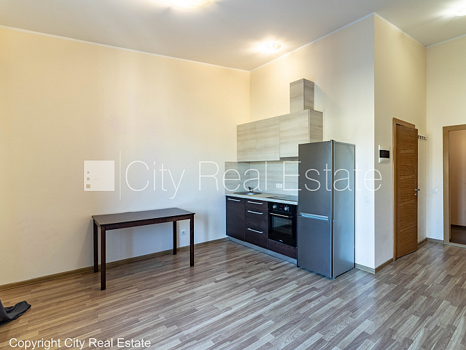 Новостройка, благоустроенный озеленённый двор, вход с улицы, лифт, лестничная Рига - изображение 2