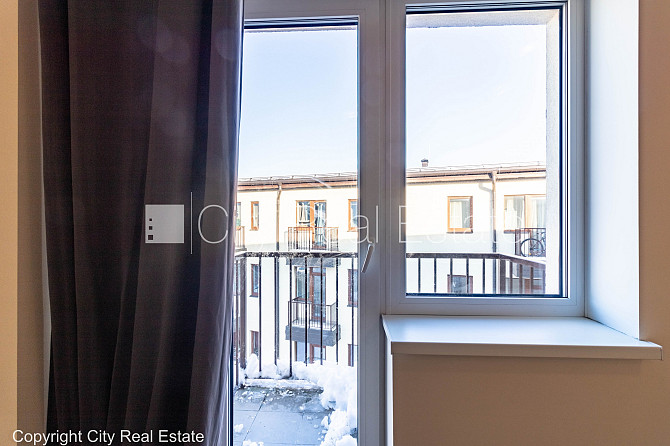 Новостройка, благоустроенный озеленённый двор, вход с улицы, лифт, лестничная Рига - изображение 4