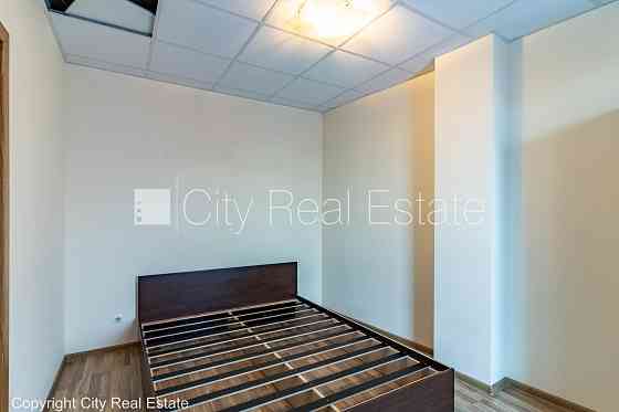 Новостройка, благоустроенный озеленённый двор, вход с улицы, лифт, лестничная Rīga