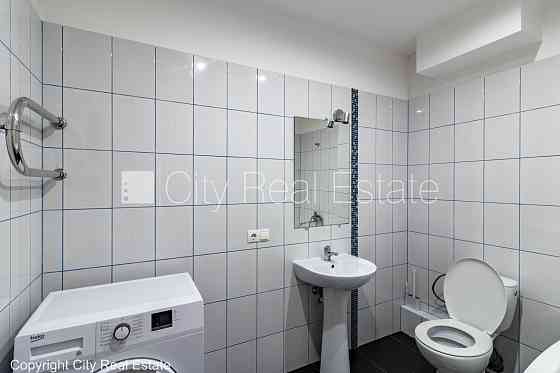 Новостройка, благоустроенный озеленённый двор, вход с улицы, лифт, лестничная Rīga