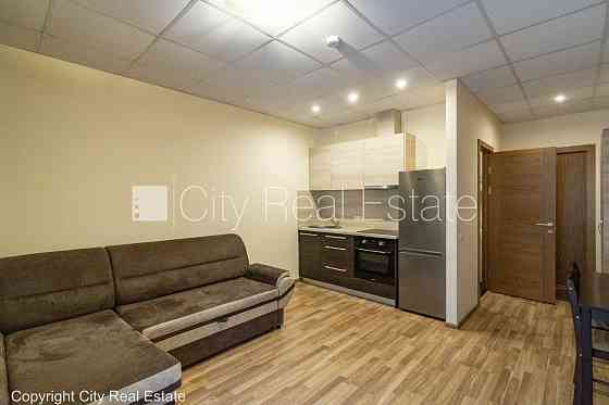 Новостройка, благоустроенный озеленённый двор, вход с улицы, лифт, лестничная Rīga