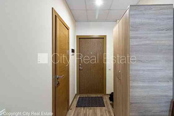 Новостройка, благоустроенный озеленённый двор, вход с улицы, лифт, лестничная Rīga