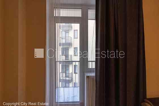 Новостройка, благоустроенный озеленённый двор, вход с улицы, лифт, лестничная Rīga