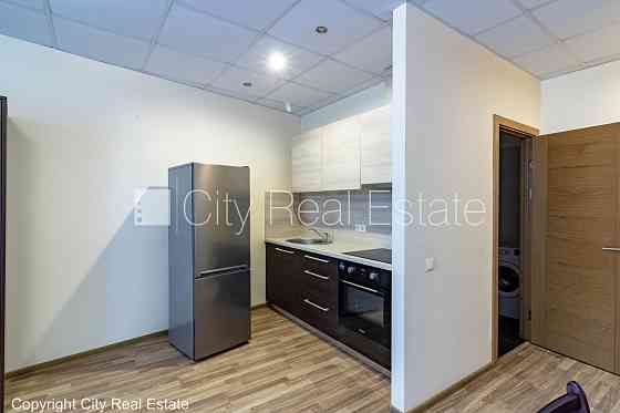 Новостройка, благоустроенный озеленённый двор, вход с улицы, лифт, лестничная Rīga