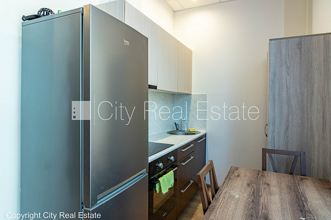 Jaunceltne, labiekārtots apzaļumots pagalms, ieeja no ielas, ir lifts, kāpņu telpa pēc Rīga - foto 3