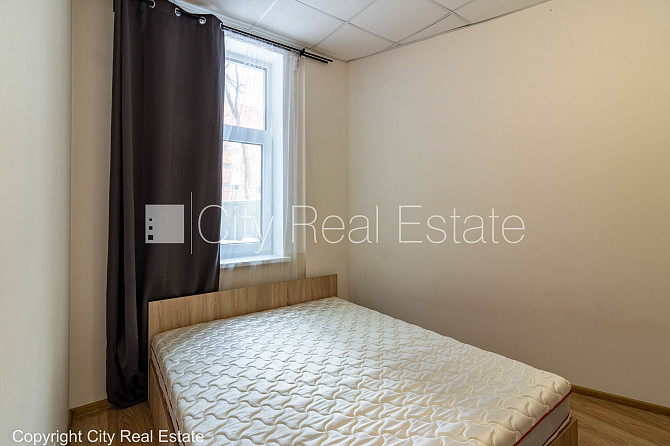 Jaunceltne, labiekārtots apzaļumots pagalms, ieeja no ielas, ir lifts, kāpņu telpa pēc Rīga - foto 1