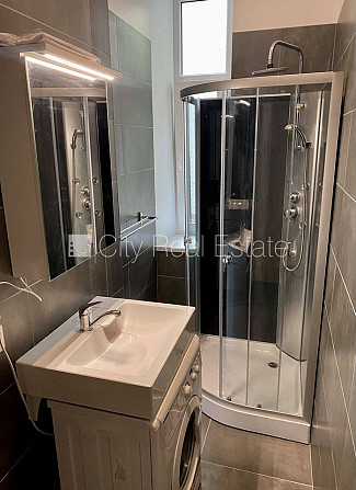 Pagalma ēka, renovēta māja, slēgts pagalms, ieeja no pagalma, kāpņu telpa pēc kapitālā Rīga - foto 19