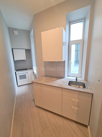 Pagalma ēka, renovēta māja, slēgts pagalms, ieeja no pagalma, kāpņu telpa pēc kapitālā Rīga - foto 18